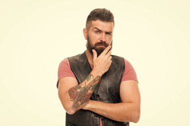 Sakallı adam. Saç ve sakal bakım. Erkek kuaför bakım. Ciddi adam hippi. Yüz bakımı. Genç ve acımasız. Olgun hippi sakallı. bıyıklı acımasız beyaz hippi. Kendinden emin ve yakışıklı adam