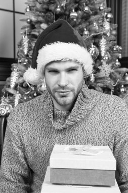 Noel Baba Noel hediyesi olan adam. Santa şapka adam. Noel Baba hediye kutuları ile. Mutlu Noeller ve mutlu yeni yıl. Noel ve yeni yıl tatilleri. Zevk xmas hediye ve hediyeler