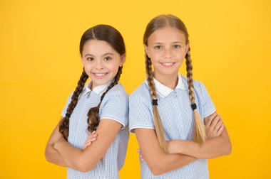 Kızlar mutlu yüzler. Çocuklar ve gençlik hakları arasındaki fark. Uluslararası Çocuk Günü. Çocuk hakları alanı hukuk, siyaset, din ve ahlak alanlarını kapsar. Çocuklar kardeş arkadaş