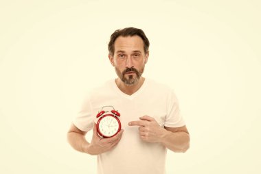 Saat kaç. Zaman yönetimi ve disiplin. Dakiklik ve sorumluluk. Saat beyaz arka plan üzerinde olan adam. Zamanı kontrol et. Çalar saat elinde dostum. Adam olgun adam kaygı hakkında zaman sakallı