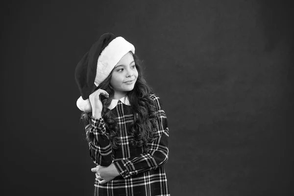 Felices fiestas de invierno. Niña pequeña. Niña con sombrero rojo de santa. Fiesta de año nuevo. Chico Santa Claus. Regalo para Navidad. Infancia. Compras de Navidad. Recuerda estos momentos. — Foto de Stock