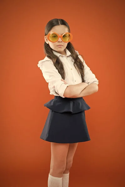 护目镜不仅仅是眼镜。可爱的小女孩戴着橙色背景的花式护目镜。可爱的小孩子与时尚护目镜配件。选择完美的派对护目镜 — 图库照片
