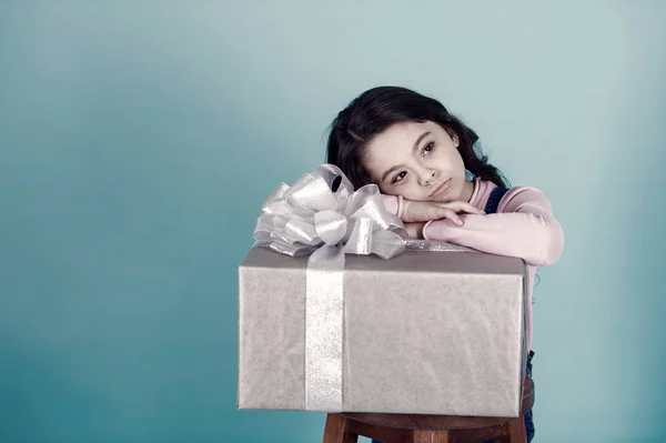 Caja con lazo de cinta y niña — Foto de Stock