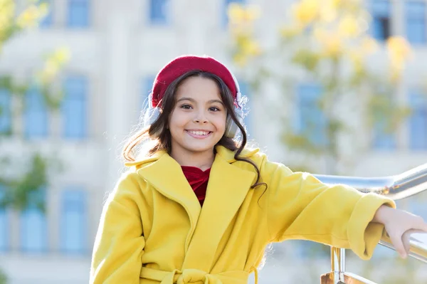 Alleen goede vibraties. Geweldig geluid. Meisje met hoofdtelefoon stedelijke achtergrond. Stereo geluid. Kindermeisje herfst outfit genieten van muziek. Klein meisje luisteren muziek genieten favoriete lied uitstekend geluid — Stockfoto