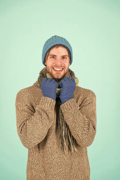 Холодные дни, теплые сердца. Счастливый человек чувствует дух праздника. Мужчина носит зимнюю одежду в холодную погоду. Уютные зимние желания. С праздником! — стоковое фото