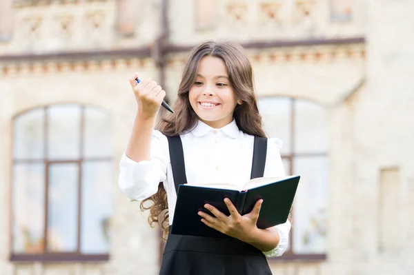 W kierunku wiedzy. Studenckie życie. Uczeń szkoły. Inteligentne dziecko. Intelektualne zadanie. Proces poznawczy. Zacznij nowy projekt szkolny. Witamy z powrotem w szkole. szkoła dziewczyna formalny mundur trzymać książki — Zdjęcie stockowe