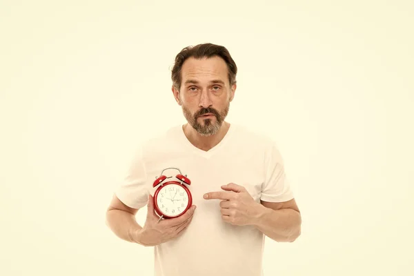 Quelle heure est il ? Gestion du temps et discipline. Ponctualité et responsabilité. Homme avec horloge sur fond blanc. Vérifiez l'heure. Un homme tient le réveil à la main. Guy barbu homme mûr s'inquiéter du temps — Photo