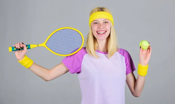 Tenis deporte y entretenimiento. Concepto de club de tenis. Chica adorable rubia jugar al tenis. Deporte para mantener la salud. El atleta sostiene la raqueta de tenis en la mano sobre fondo gris. Ocio activo y hobby — Foto de Stock