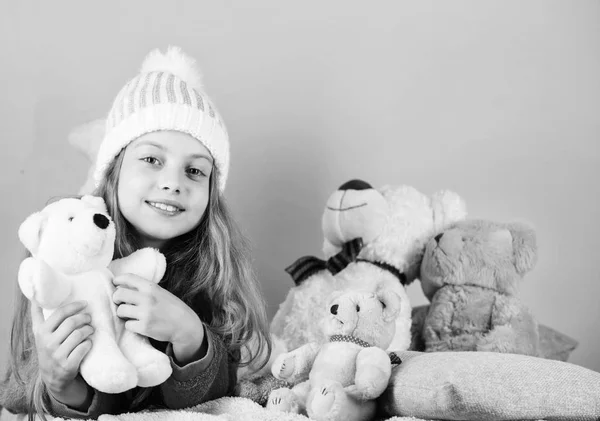 Coleção de brinquedos de ursos. Criança menina pequena brincalhão segurar ursinho brinquedo de pelúcia. Ursos de pelúcia ajudam as crianças a lidar com emoções e limitar o estresse. Kid menina brincar com brinquedo macio ursinho de pelúcia no fundo rosa — Fotografia de Stock