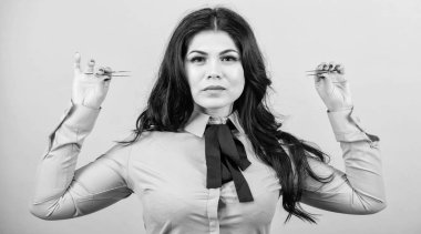 güzellik salonu indirimler. Güzellik. Kalıcı Makyaj. Kaş Düzeltme. Kirpik uzatma işlemi. güzel kadın kirpik ustası cımbız tutun. Kirpik Bakımı Tedavi Prosedürleri