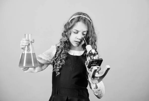 Επιστήμη είμαι εγώ. μάθημα παιδικής μελέτης. Ανακάλυψε το μέλλον. εκπαίδευση και τη γνώση. επιστημονική έρευνα στο εργαστήριο. Μικρό μεγαλοφυές κορίτσι με μικροσκόπιο. πίσω στο σχολείο. μικρό κορίτσι επιστήμονας με φιάλη δοκιμής — Φωτογραφία Αρχείου