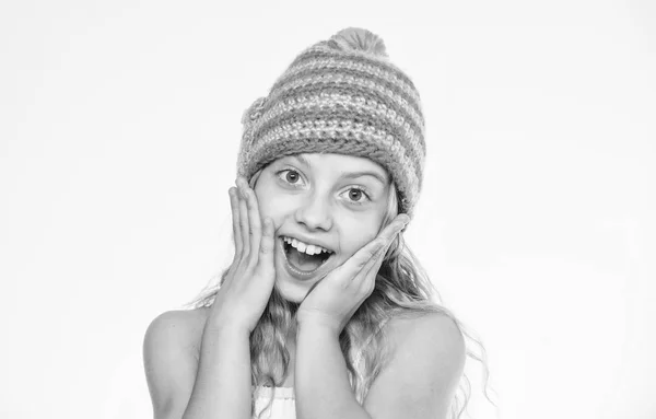 幸せそうな顔の白い背景の長い髪少女。子供は、暖かく柔らかいニットの青い帽子を着用します。編みとかぎ針編みの違い。秋冬シーズン アクセサリー。無料ニット パターン。ポンポン ニット帽子 — ストック写真