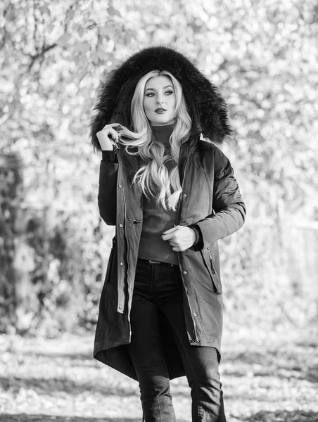 Versatile funzionale ed elegante. Ragazza indossare parka mentre parco a piedi. Giacca con cappuccio. Donna indossare cappuccio di pelliccia parka nero. Concetto di moda hipster giovanile. Classic cappotto parka è diventato icona armadio — Foto Stock