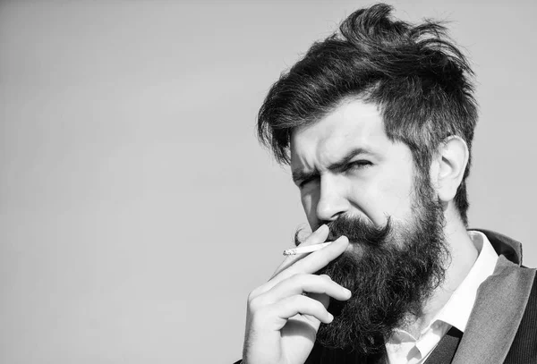 Brutal hipster caucasien avec moustache. Hipster mature avec barbe. Succès futur. Mode masculine formelle. Un barbu fumant de la cigarette. fumée. Homme d'affaires contre le ciel. espace de copie — Photo