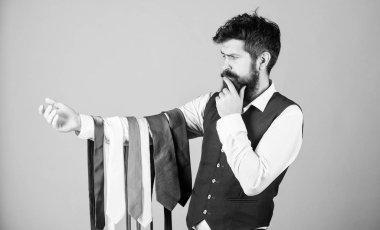 Mükemmel kravat. Senin takım elbise ve gömlek renklerinin yanı sıra bir aksan sağlamak için en az bir renk olan kravat seçin. Sakallı adam hipster kaç Kravatlar tutun. Kravat seçme sakallı adam