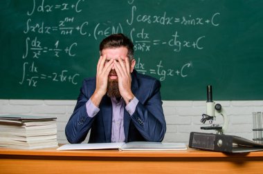 Aptal öğrencilere ders veriyor. Zor bir iş. Duygusal tükenmişlik. Öğretmen pes etti. İşinden nefret ediyorum. Öğretmen olgun adam. Bıkkın. Sınıfta ki çaresiz öğretmen. Daha iyi olmak için umut yok. Yorgun ve bitkin