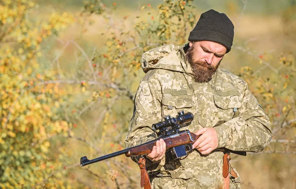 Бородатий мисливець. Військова форма. Армійські сили. Камуфляж. Мисливські навички та озброєння. Як перетворити полювання на хобі. Мисливець на людину з рушницею. Бродячий табір. Хлопець полює на природу навколишнього середовища — стокове фото