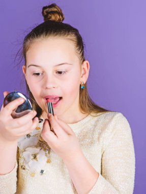 Makyaj sanatı. Kadınlık kavramı. Salon ve güzellik bakımı. Makyaj dükkanı. Çocuk küçük kız yakından yüz makyaj. Tatlı kız. Moda ve stil. Yaratıcılık en iyi makyaj beceridir. Okul makyaj