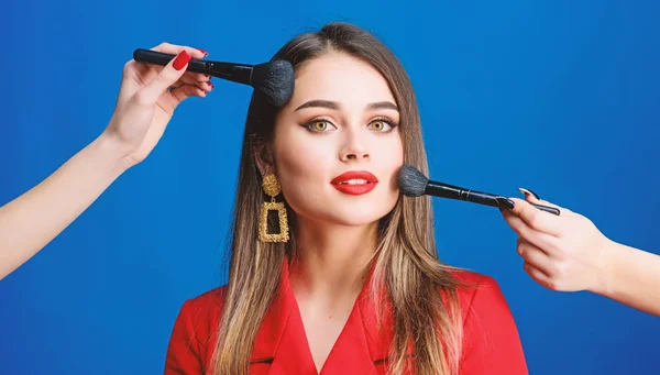 Prachtig en mooi. haar schoonheidssalon en kapsalon. schoonheid en mode. Mode portret van de vrouw. sieraden Oorbellen. Meisje in rode jas. Sexy vrouw met professionele make-up borstel tool — Stockfoto