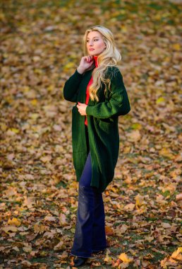 Çok sıcak ve rahat hissediyorum. Sonbahar moda hırka. Kadın parkta yürürken uzun yün hırka giyer. Sonbahar moda sıcak hırka. Yumuşak yün veya kaşmir hırka ile Kız şık kıyafeti