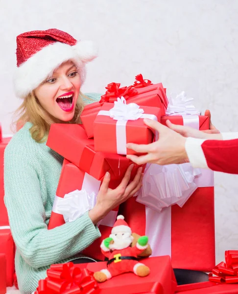 Kerstman brengen haar cadeau dat ze altijd al wilde. Vrouw opgewonden blonde Hold geschenk doos met strik. Perfecte cadeau voor vriendin of vrouw. Opening kerstcadeau. Meisje in de buurt van kerstboom gelukkig vieren vakantie — Stockfoto