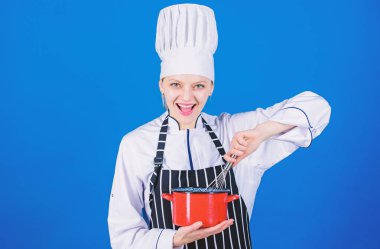Çırpıda devam et. Mutlu kadın elle çırparak pişirir. Profesyonel fırıncı çırpma yöntemi ile pasta yapma. Çırpma yumurta veya krem için çırpma gereçleri