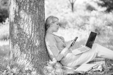 Modern teknoloji potansiyelini gerçekleştirmek için daha fazla fırsat ver. Fırsat dijital teknoloji kullanın. Dizüstü bilgisayar ve akıllı telefon açık havada çalışan bir kadın. Kız iş için modern teknolojisini kullanıyor