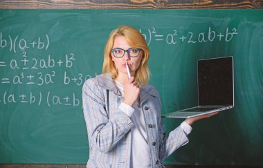 Dijital teknolojileri kavramı. Kolay öğrenmek yolu. Kadın öğretmen giyim gözlük laptop internet'te sörf tutar. Eğitimci akıllı zeki Bayan modern dizüstü sörf internet kara tahta arka plan ile