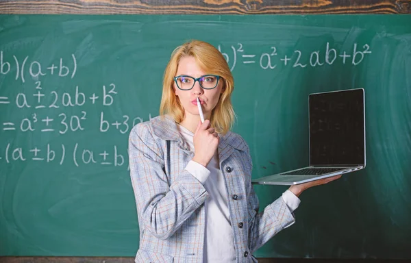 数字技术概念。学习它容易的方法。女教师戴眼镜拿着笔记本电脑上网。教育工作者聪明聪明的女士与现代笔记本电脑冲浪黑板背景 — 图库照片