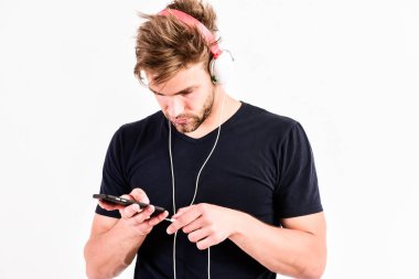 Müzik aksesuar aletleri. Adam müzik online kulaklık ve akıllı telefon dinleyin. Modern teknoloji. Radyo dalgası. Pop müzik. Mp3 çalar kavramı. Müzik uygulaması. Ses kulaklıklarının keyfini çıkarın. Müzik gadget