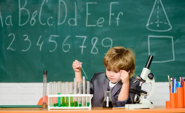 Cientista universitário a estudar ciências. Um miúdo a aprender química no laboratório da escola. Um rapazinho na escola primária. Equipamento de laboratório de biologia. Um rapazinho na aula. De volta à escola — Fotografia de Stock