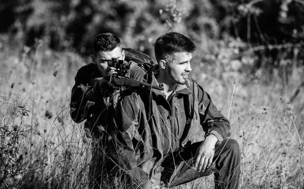 Trabajo en equipo y apoyo. Actividad para el concepto de los hombres reales. Cazadores con rifles en ambiente natural. Cazadores guardabosques en busca de animales o aves. Cazar con amigos. Cazadores amigos disfrutar del ocio —  Fotos de Stock