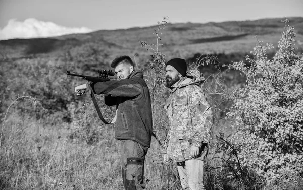 Des chasseurs braconniers à la recherche d'une victime. Braconniers avec des fusils dans l'environnement naturel. Chasse illégale. Chasseurs de braconniers brutaux. Chasse interdite. Violer la loi. Concept de braconnage. Activité pour les hommes brutaux — Photo