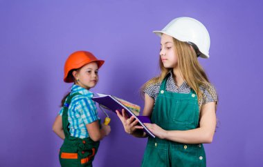 Kız kardeşler takımı evi yeniliyor. Ev geliştirme faaliyetleri. Çocuk kızlar yenileme planlıyor. Duvarları yeniden boya. Yeni bir daireye taşın. Çocuk kız kardeşler odalarını yenileme kakın. Amatör yenileme