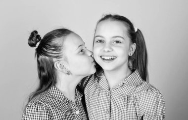 Sonsuza kadar en iyi arkadaşlar. Mutlu çocukluk. Kız kardeşler birlikte eğleniyor. Sevimli kız kardeşler gülümseyen yüzler. Aile sevgisi. Kardeşlik kavramı. Mutlu çocuklar birlikte oynar. Kız kardeşe sahip olmak her zaman eğlencelidir.