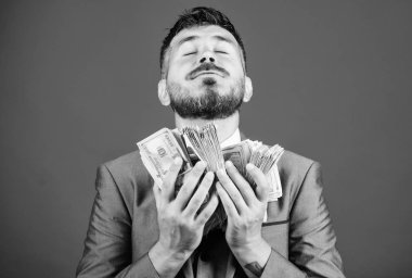 İşadamı nakit para var. Paramı al. Gerçek para kazanmak. Zenginlik ve refah kavramı. Nakit işlem iş. Kolay nakit kredi. Resmi takım elbise tutun birçok Doları banknot mavi arka plan