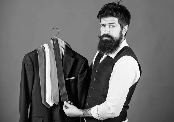 Ποια γραβάτα πρέπει να φοράτε. Γενειοφόρος άνδρας που ταιριάζουν λαιμό γραβάτα χρώμα παλτό. Βάναυση hipster κρατώντας πολύχρωμα γραβάτα συλλογή και κοστούμι σακάκι. Επιλέγοντας μια τέλεια γραβάτα — Φωτογραφία Αρχείου
