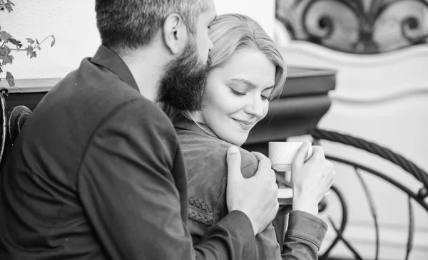 Utforska Café och offentliga platser. Gift härligt par avkopplande tillsammans. Lyckliga tillsammans. Par Gos Café terrass. Par i kärlek sitta kram Café terrass Njut av kaffe. Trevlig familjehelg — Stockfoto