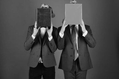 İş adamları yüzlerini kırmızı ve mavi posta kutularının arkasına saklarlar.