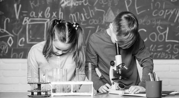 Kids study chemistry. School chemistry lesson. School laboratory. School education. Girl and boy communicate while conduct school experiment. Children studying together classroom. Chemical analysis — Stock Photo, Image