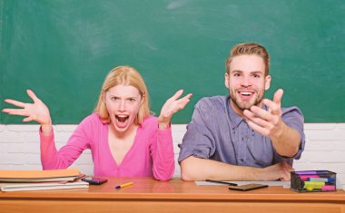 Kolej veya üniversite okuyor. Kaç arkadaş üniversite okuyan öğrenciler. Şaşırtıcı cevap. Çalışınca. Bu nasıl oluyor. Adam ve kız sınıfta masada otur. Sonuç hakkında merak