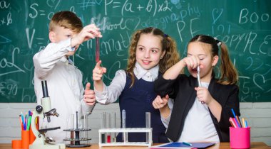 Kimyasal madde başka bir maddede çözünür. Öğrenciler okulda kimya eğitimi alabiliyor. Çocuklar kimyasal deneylerden hoşlanırlar. Keşfetmek çok heyecan verici. Kimyasal reaksiyon, maddenin yeni maddelere dönüşmesiyle oluşur