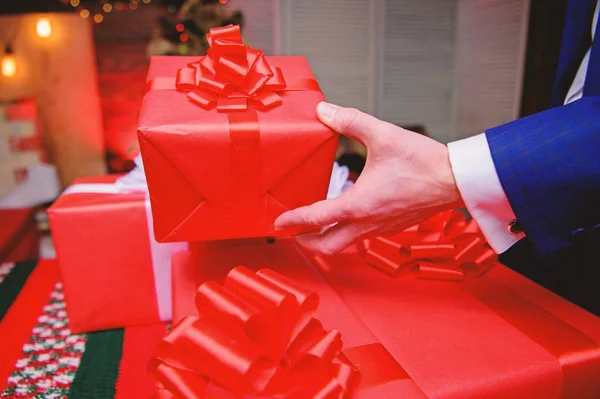 Sürpriz hediyeler aile ve arkadaşlar için hazırlayın. Hediye kutuları büyük şerit yay ile kapatın. Kırmızı hediyeler sarılmış ya da sunar. Noel ve yeni yıl için hazır olun. Hediyeler kavramı kaydırma. Sihirli anlar — Stok fotoğraf