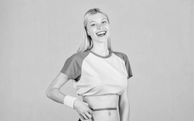 Yaz bedenini hazırlayın. Fitness sonucu. Kalori yakmak fitness egzersizi. Kilo kaybı. Fitness ve sağlık. Kadın ince bel göbek ve bant ölçüsü. Zayıflamaya çalışıyorum. Atlet fitness antrenörü eğitimi