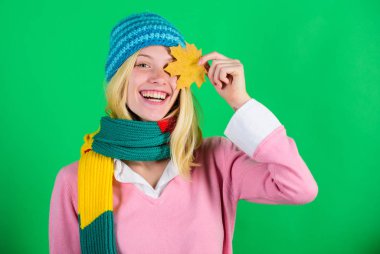 Kadın oldukça sevimli gülümseyen yüz örme şapka giymek düşmüş yaprakları tutun. Cildi gençleştirme ve onarma zamanı. Nasıl sonbahar için cilt bakımı rutin güncellemek için. Sonbahar cilt bakımı ipuçları. Cilt bakımı ve güzellik ipuçları
