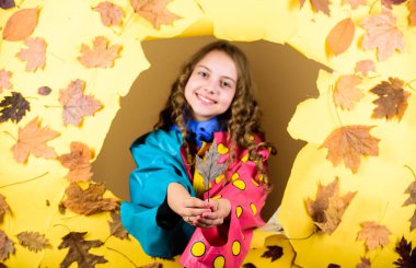 Çocuklar için su geçirmez aksesuarlar. Çocuk kız mutlu su geçirmez pelerin giymek. Sonbahar modası. Uygun giysilerle sonbahar havalarının keyfini çıkarın. Su geçirmez aksesuarlar yağmurlu sonbahar günü neşeli ve keyifli yapmak