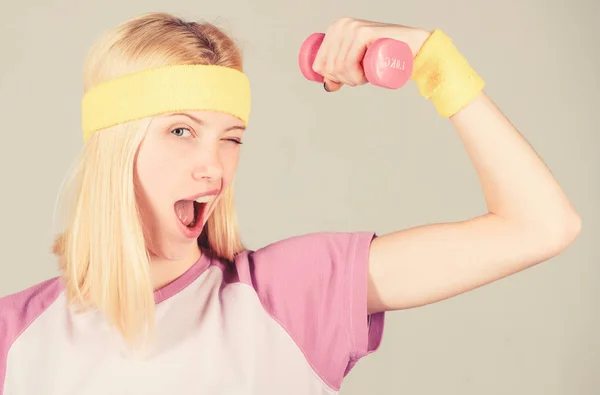 Perdita di peso concetto. Allenamento femminile in palestra con attrezzatura sportiva. Risultato dell'allenamento. Allenatore di fitness femminile che si allena con i manubri. Facile esercizio dei bicipiti. Allenamento con manubrio. Allenamento sport e dieta — Foto Stock