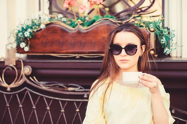 Varm med frisk kaffe. sommer mode. Møde på cafe. Morgenkaffe. Venter på dato. pige slappe af i cafe. Forretningsfrokost. Godmorgen. Morgenmad. Stilfuld kvinde i briller drikker kaffe - Stock-foto