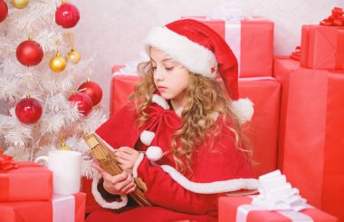 Kız kalem ve Kağıt Noel ağacı ve hediye kutusu yakın tutun. Mucizesi inanıyorum. Mektubu Noel Baba'yı gönderin. Dilek listesi. Çocuk Noel Baba kostüm yılbaşı keyfini çıkarın. Çocuk Noel Baba'ya mektup yazar. Sevgili Noel Baba