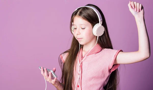 Escucha gratis. Disfruta del concepto musical. Aplicación de música. Audio libro. Contenido educativo. Estudia inglés con clases de audio. Chica escuchar música auriculares modernos gadget. Sonido perfecto. Divertirse — Foto de Stock